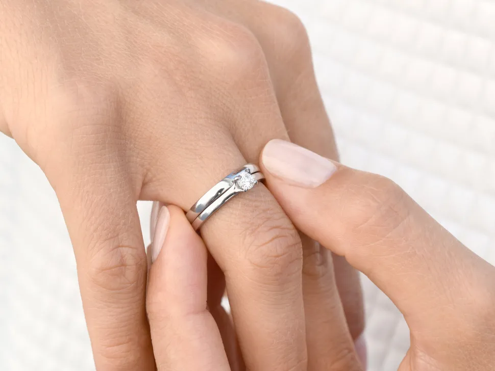 Solitärring Modern - Solitärring mit 4er Krappenfassung und Diamant