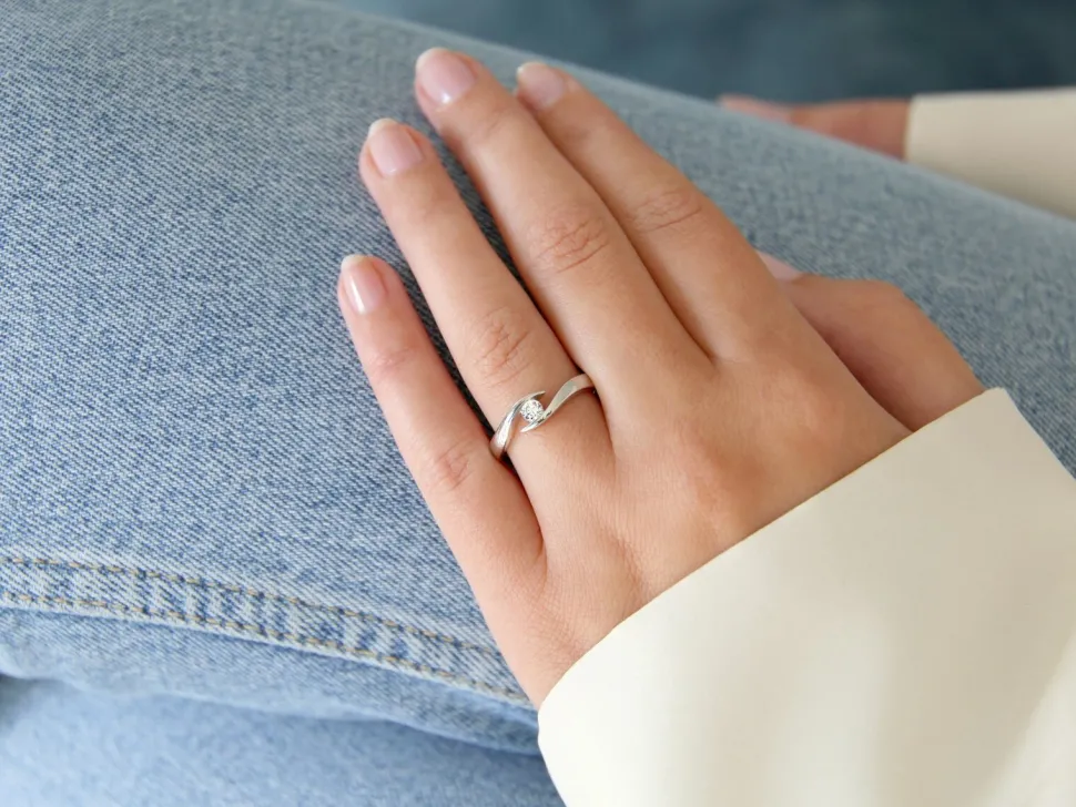 Spannring Twist mit Diamant