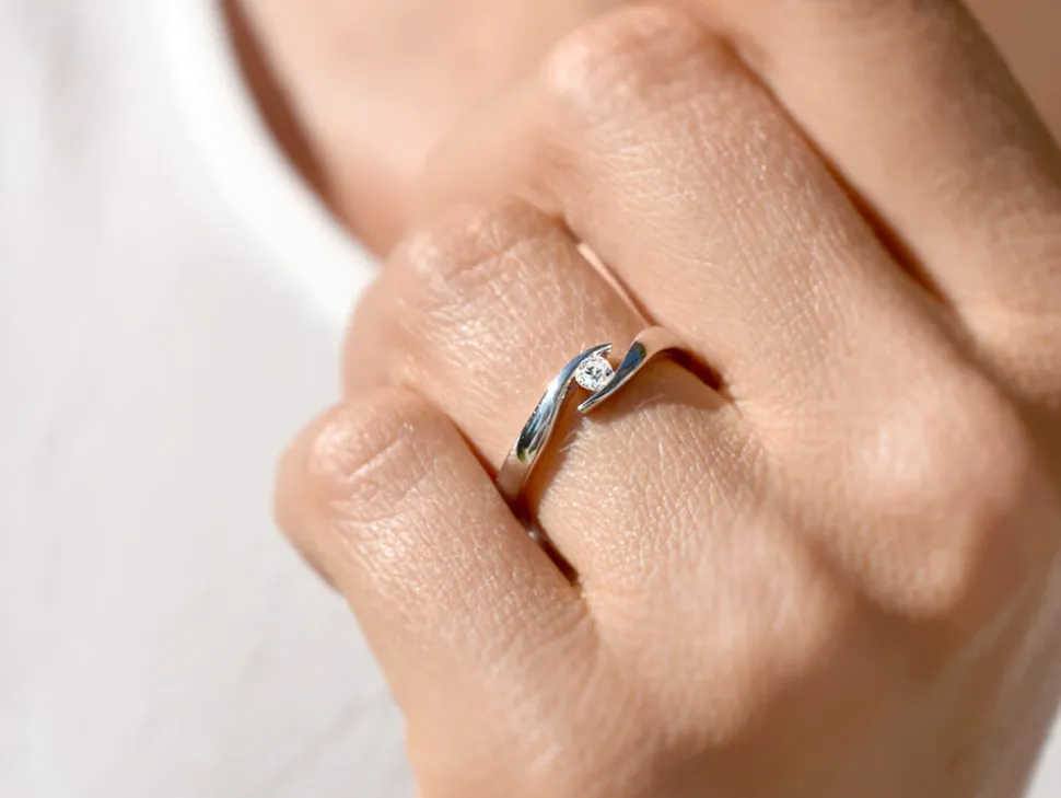 Spannring Twist mit Diamant